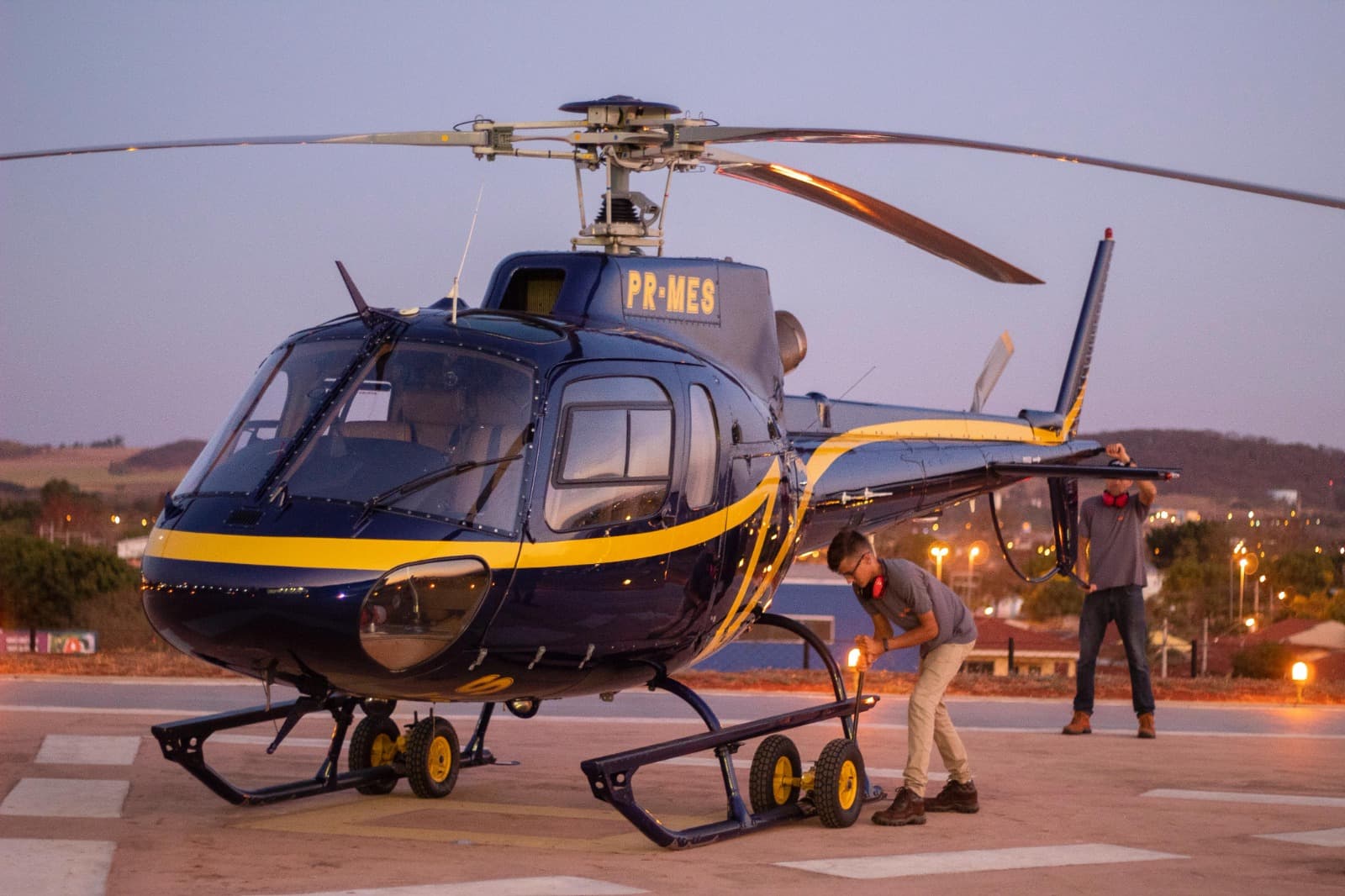 Helicóptero Esquilo da Skyline no heliponto ao entardecer, foto publicada no site da empresa